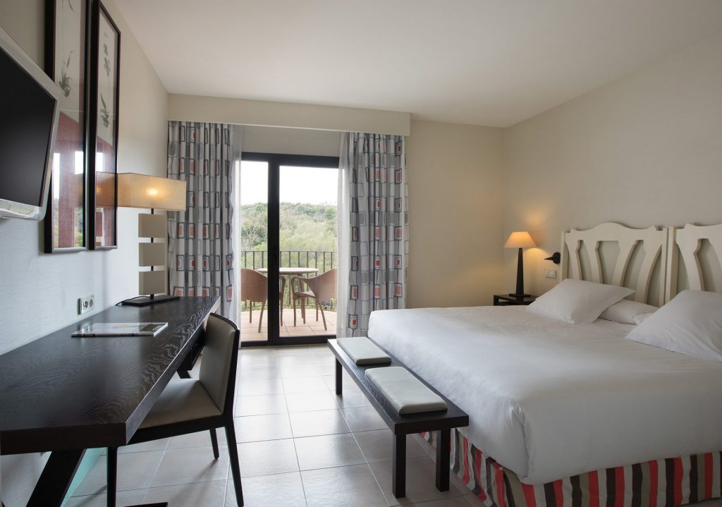 https://golftravelpeople.com/wp-content/uploads/2019/12/Hotel-Encinar-de-Sotogrande-Bedrooms-25-1024x719.jpg