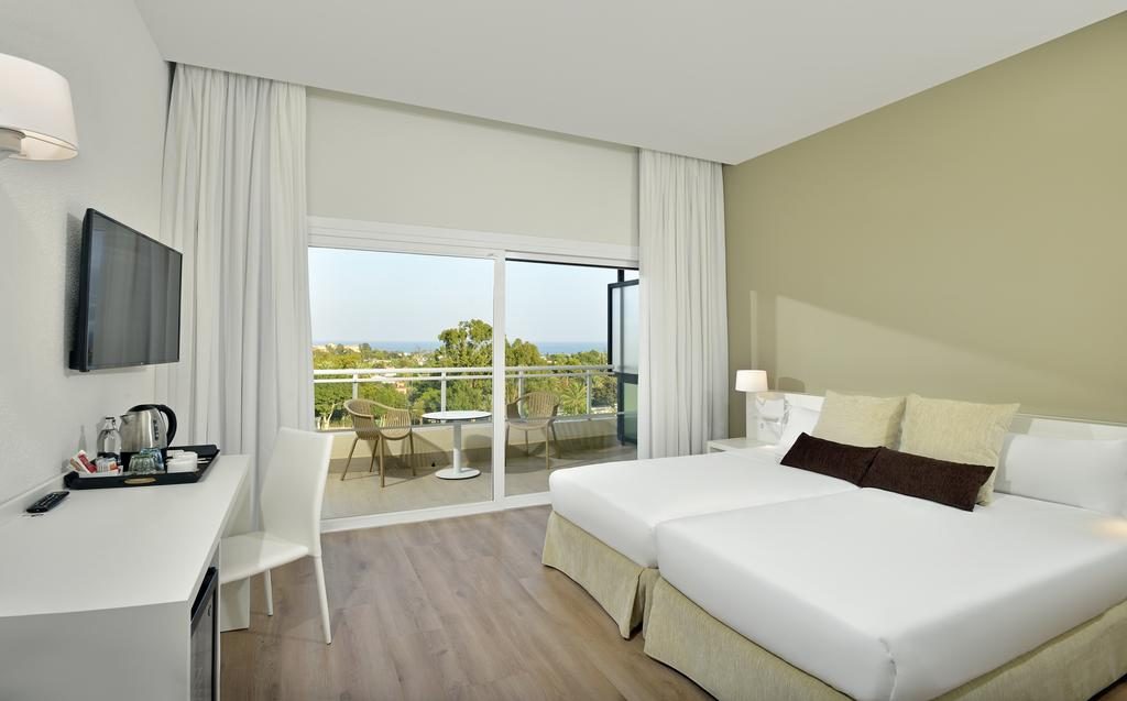 https://golftravelpeople.com/wp-content/uploads/2019/12/Sol-Marbella-Estepona-Atalaya-Park-Bedrooms-5-1024x637.jpg