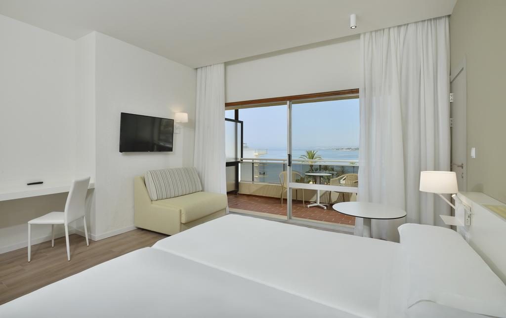 https://golftravelpeople.com/wp-content/uploads/2019/12/Sol-Marbella-Estepona-Atalaya-Park-Bedrooms-6-1024x644.jpg