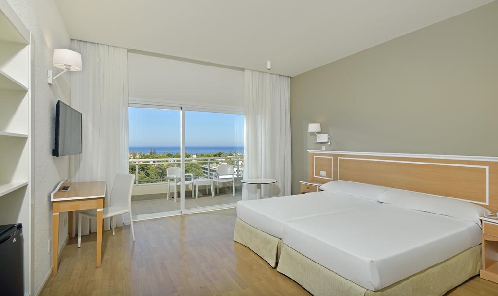 https://golftravelpeople.com/wp-content/uploads/2019/12/Sol-Marbella-Estepona-Atalaya-Park-Bedrooms-7-1024x610.jpg