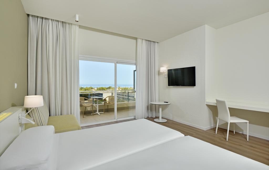 https://golftravelpeople.com/wp-content/uploads/2019/12/Sol-Marbella-Estepona-Atalaya-Park-Bedrooms-8-1024x645.jpg