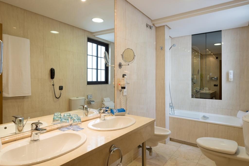 https://golftravelpeople.com/wp-content/uploads/2019/12/Tryp-Jerez-Hotel-Bedrooms-15-Copy-1024x683.jpg