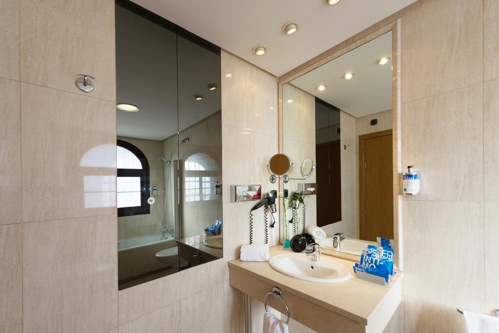 https://golftravelpeople.com/wp-content/uploads/2019/12/Tryp-Jerez-Hotel-Bedrooms-18-Copy-1024x683.jpg