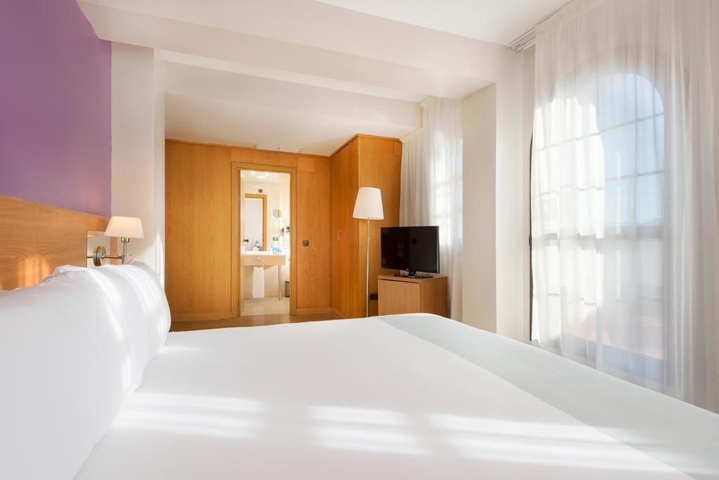 https://golftravelpeople.com/wp-content/uploads/2019/12/Tryp-Jerez-Hotel-Bedrooms-3-Copy-1024x683.jpg