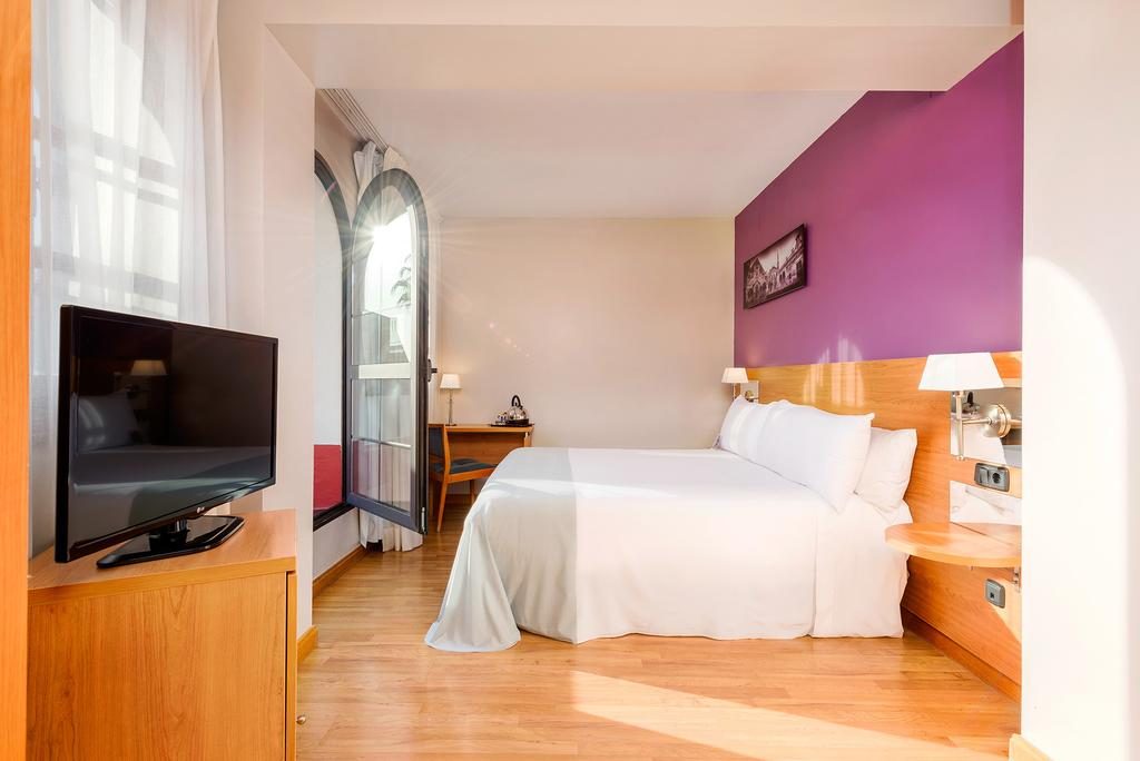 https://golftravelpeople.com/wp-content/uploads/2019/12/Tryp-Jerez-Hotel-Bedrooms-5-Copy-1024x684.jpg
