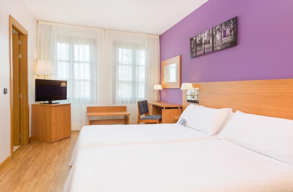 https://golftravelpeople.com/wp-content/uploads/2019/12/Tryp-Jerez-Hotel-Bedrooms-9-Copy-1024x671.jpg