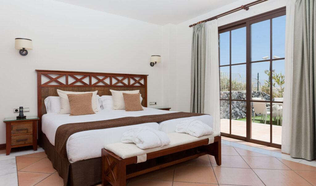 https://golftravelpeople.com/wp-content/uploads/2020/09/Hotel-Suite-Villa-Maria-Costa-Adeje-Tenerife-13-1024x603.jpg
