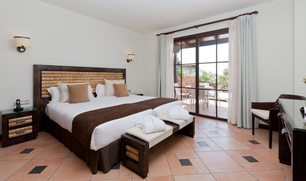 https://golftravelpeople.com/wp-content/uploads/2020/09/Hotel-Suite-Villa-Maria-Costa-Adeje-Tenerife-2-bedroom-villas-3-1024x606.jpg