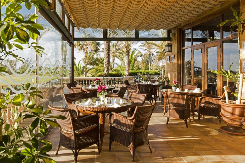 https://golftravelpeople.com/wp-content/uploads/2020/11/Elba-Palace-Golf-Vital-Hotel-Fuerteventura-Adults-Only-Bars-Restaurants-10.jpg