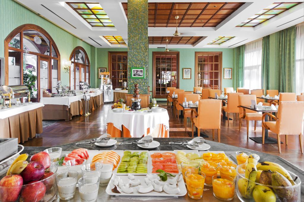 https://golftravelpeople.com/wp-content/uploads/2020/11/Elba-Palace-Golf-Vital-Hotel-Fuerteventura-Adults-Only-Bars-Restaurants-3.jpg
