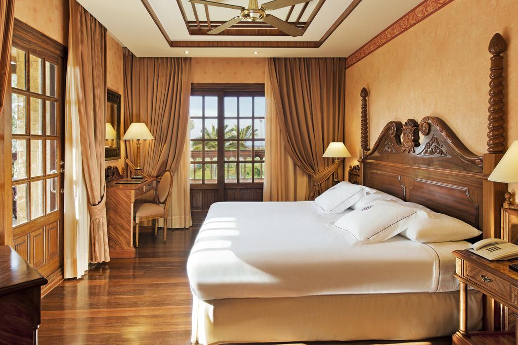 https://golftravelpeople.com/wp-content/uploads/2020/11/Elba-Palace-Golf-Vital-Hotel-Fuerteventura-Adults-Only-Bedrooms-2.jpg