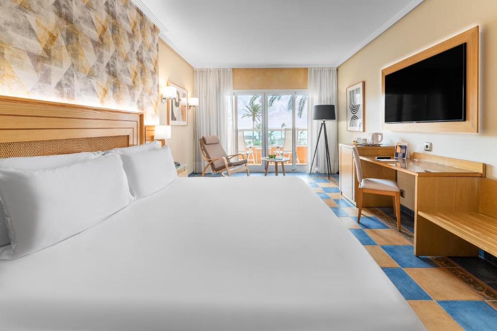 https://golftravelpeople.com/wp-content/uploads/2020/11/Elba-Sara-Beach-Golf-Resort-Fuerteventura-Bedrooms-and-Suites-10.jpg
