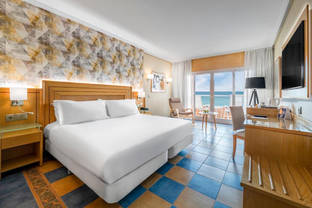 https://golftravelpeople.com/wp-content/uploads/2020/11/Elba-Sara-Beach-Golf-Resort-Fuerteventura-Bedrooms-and-Suites-11.jpg