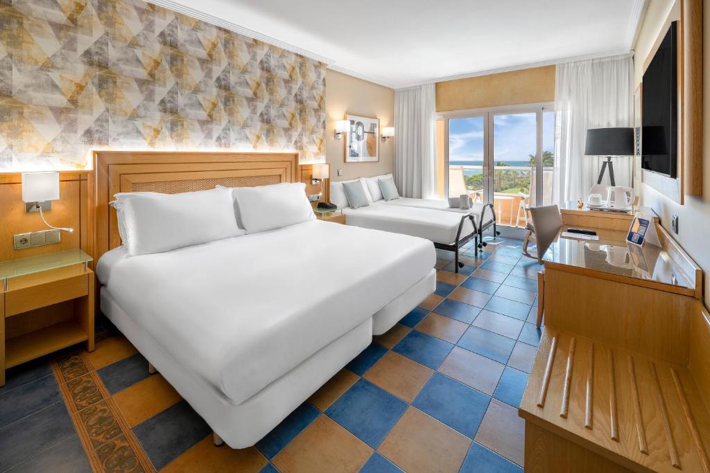 https://golftravelpeople.com/wp-content/uploads/2020/11/Elba-Sara-Beach-Golf-Resort-Fuerteventura-Bedrooms-and-Suites-12.jpg