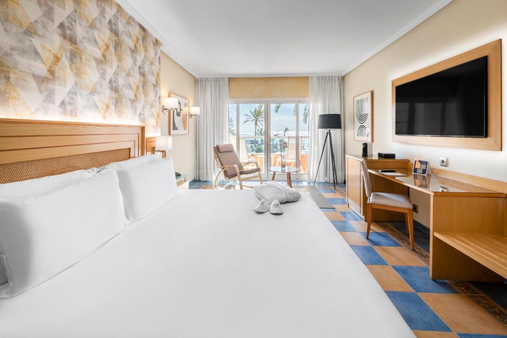 https://golftravelpeople.com/wp-content/uploads/2020/11/Elba-Sara-Beach-Golf-Resort-Fuerteventura-Bedrooms-and-Suites-14.jpg