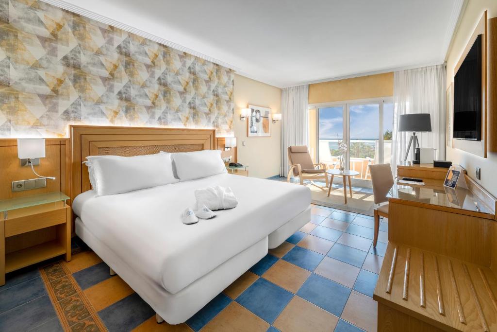 https://golftravelpeople.com/wp-content/uploads/2020/11/Elba-Sara-Beach-Golf-Resort-Fuerteventura-Bedrooms-and-Suites-15.jpg