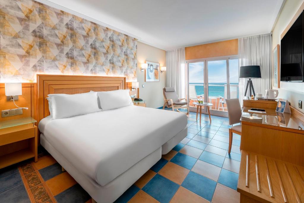 https://golftravelpeople.com/wp-content/uploads/2020/11/Elba-Sara-Beach-Golf-Resort-Fuerteventura-Bedrooms-and-Suites-16.jpg