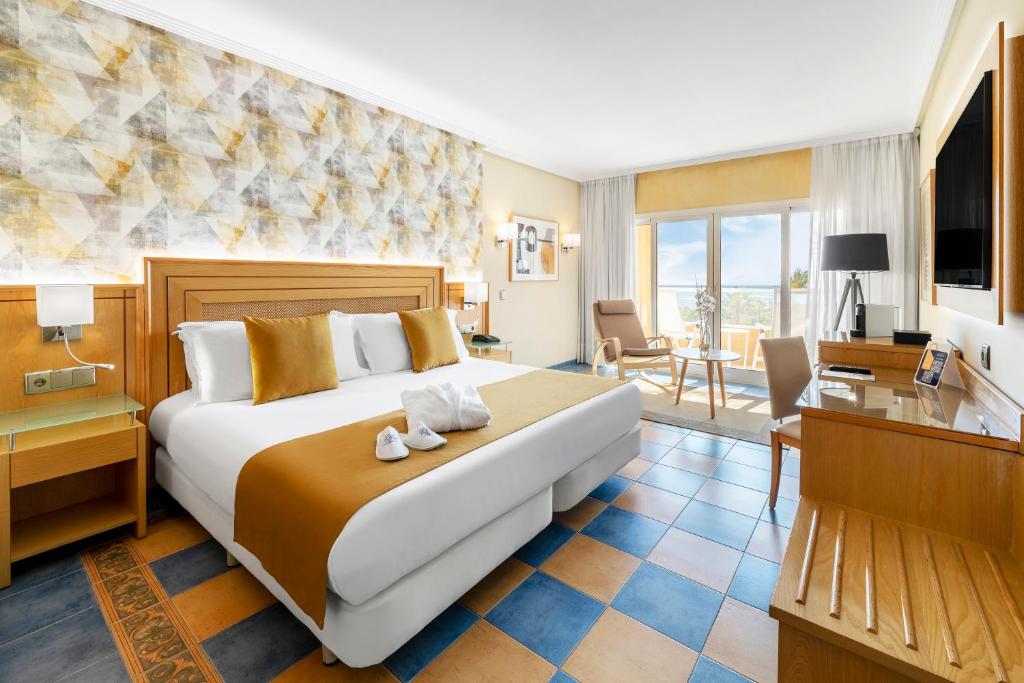 https://golftravelpeople.com/wp-content/uploads/2020/11/Elba-Sara-Beach-Golf-Resort-Fuerteventura-Bedrooms-and-Suites-4.jpg