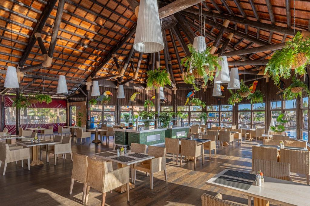 https://golftravelpeople.com/wp-content/uploads/2020/11/Elba-Sara-Beach-Golf-Resort-Fuerteventura-Restaurants-and-Bars-5.jpg