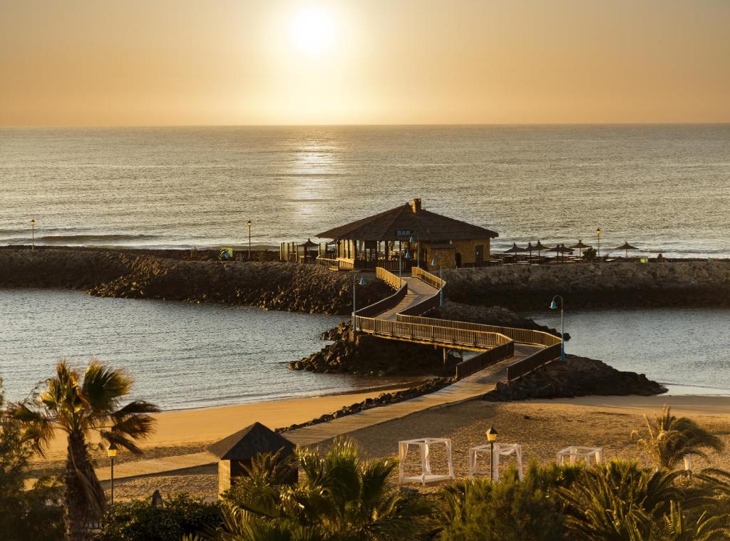 https://golftravelpeople.com/wp-content/uploads/2020/11/Elba-Sara-Beach-Golf-Resort-Fuerteventura-Swimming-Pools-and-Leisure-Facilities-11.jpg