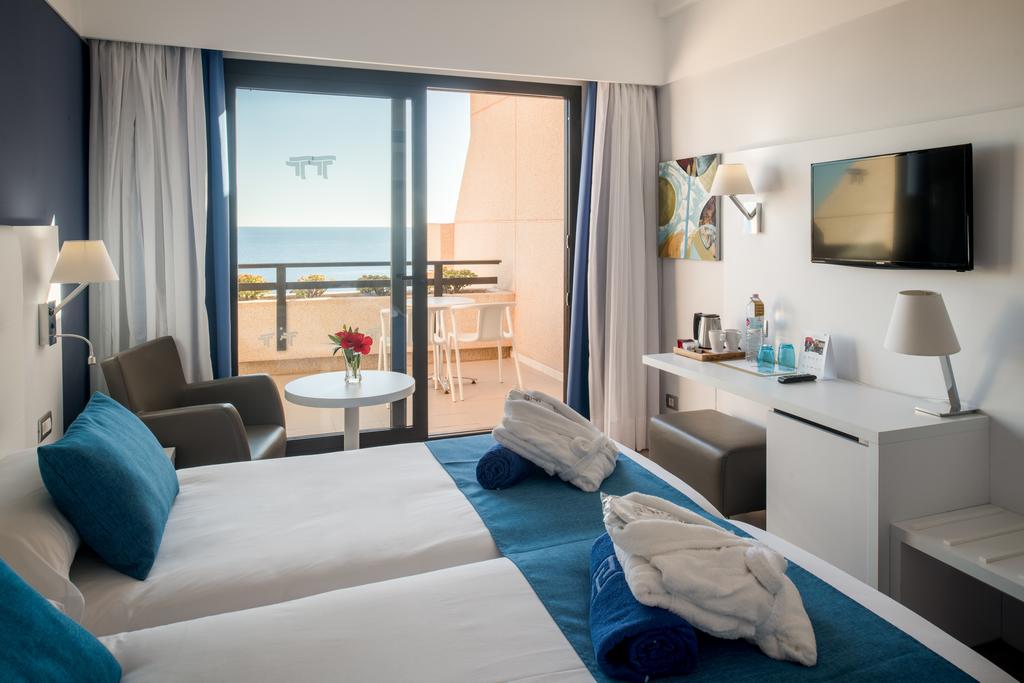 https://golftravelpeople.com/wp-content/uploads/2020/11/Grand-Teguise-Playa-Hotel-Lanzarote-Bedrooms-1.jpg