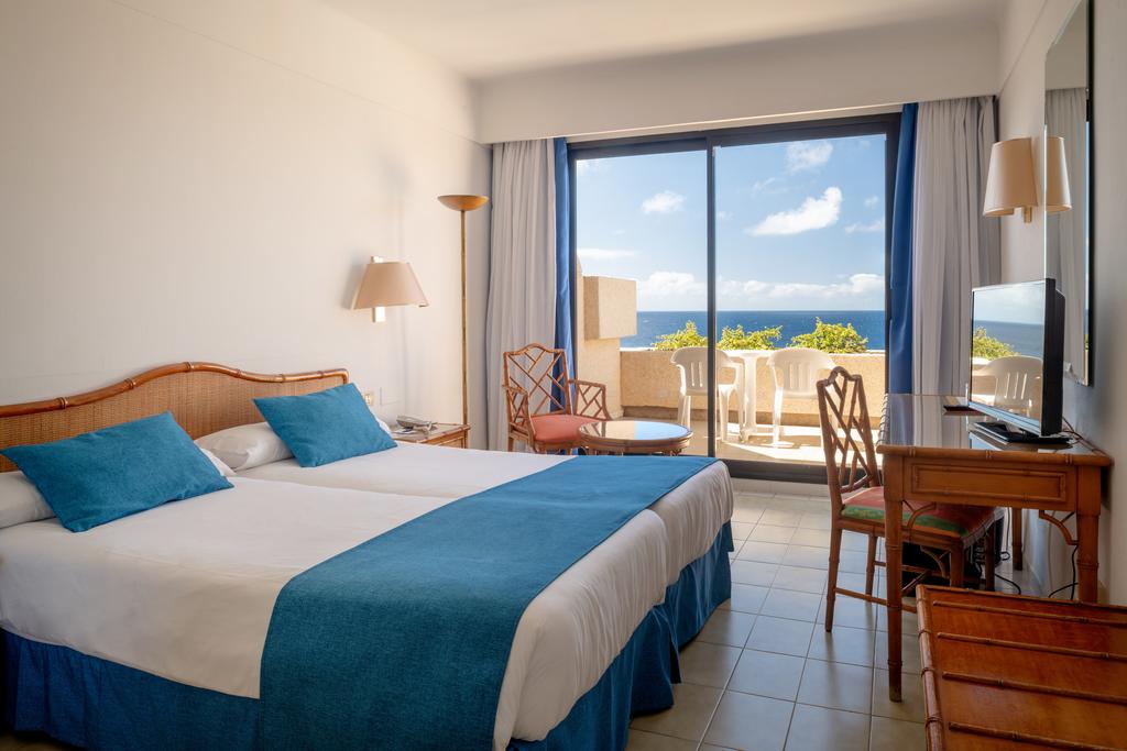 https://golftravelpeople.com/wp-content/uploads/2020/11/Grand-Teguise-Playa-Hotel-Lanzarote-Bedrooms-2.jpg