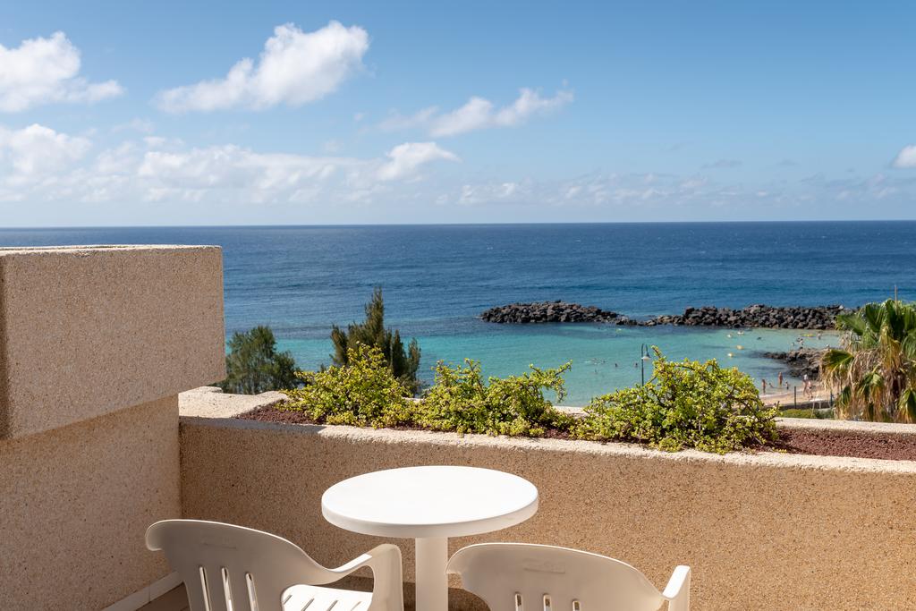 https://golftravelpeople.com/wp-content/uploads/2020/11/Grand-Teguise-Playa-Hotel-Lanzarote-Bedrooms-3.jpg