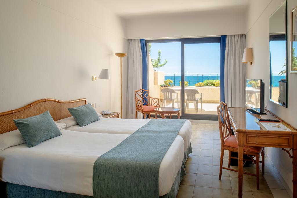 https://golftravelpeople.com/wp-content/uploads/2020/11/Grand-Teguise-Playa-Hotel-Lanzarote-Bedrooms-4.jpg