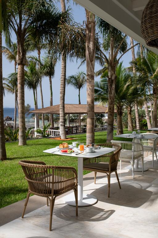 https://golftravelpeople.com/wp-content/uploads/2020/11/Hotel-Fariones-Puerto-del-Carmen-Lanzarote-Bars-Restaurants-1.jpg