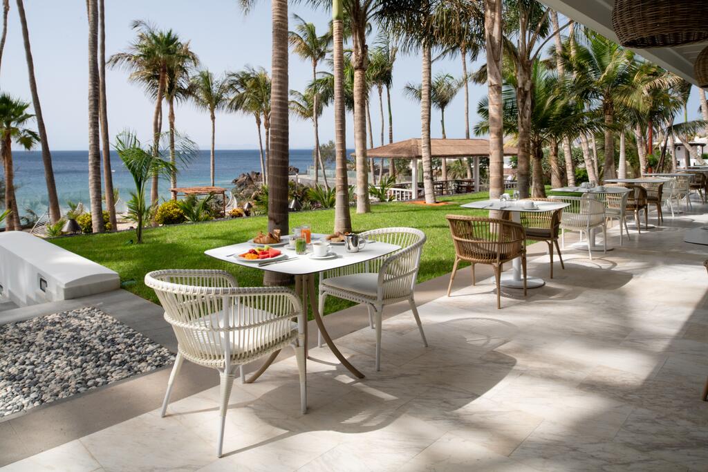 https://golftravelpeople.com/wp-content/uploads/2020/11/Hotel-Fariones-Puerto-del-Carmen-Lanzarote-Bars-Restaurants-2.jpg