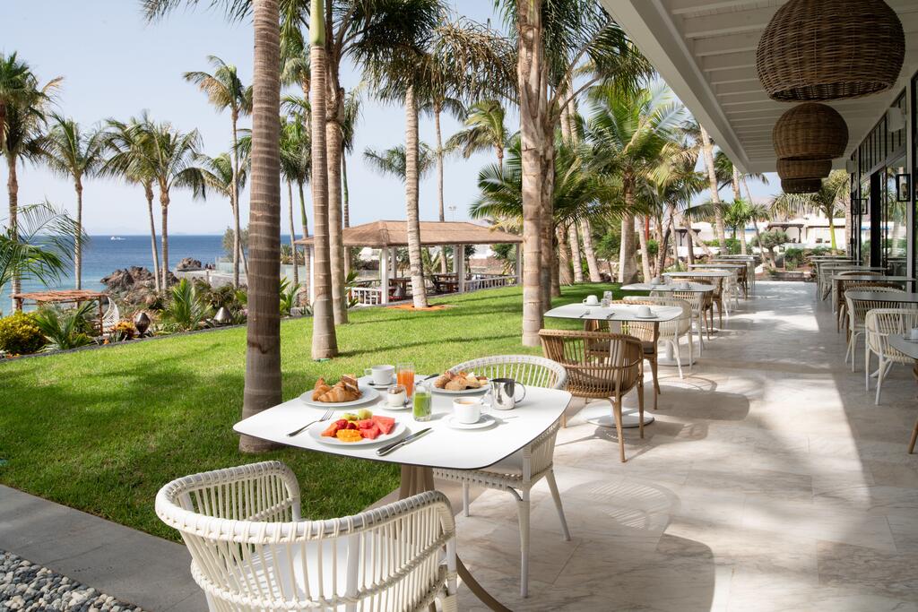 https://golftravelpeople.com/wp-content/uploads/2020/11/Hotel-Fariones-Puerto-del-Carmen-Lanzarote-Bars-Restaurants-3.jpg