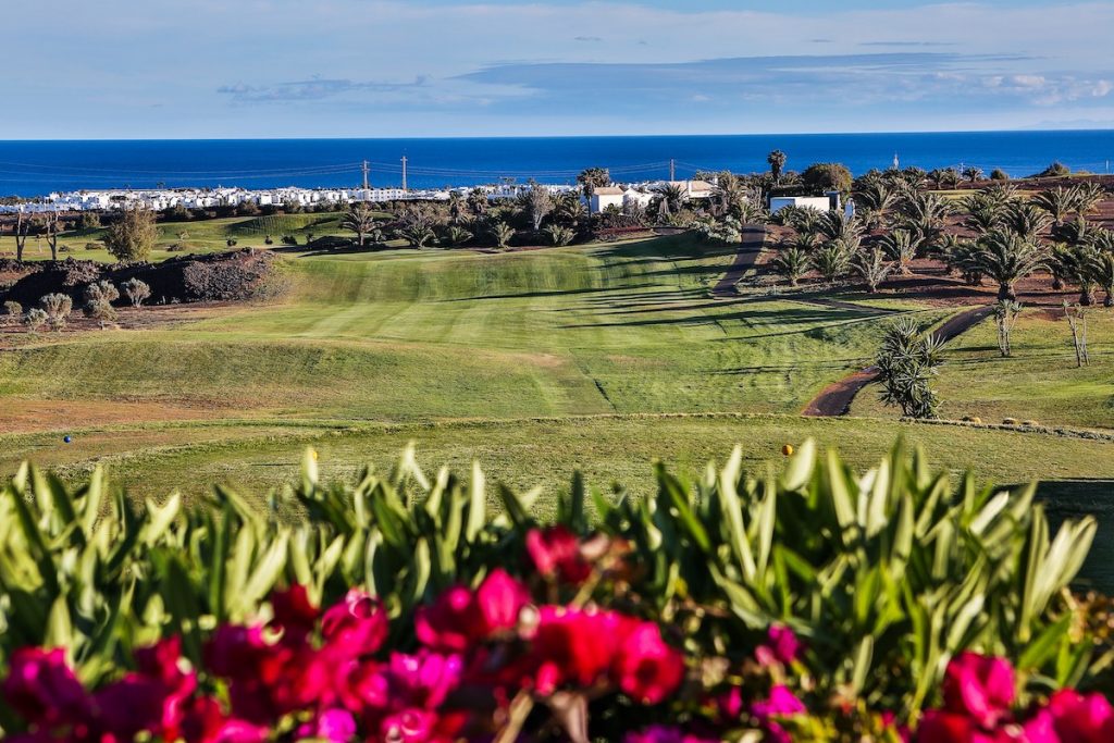 https://golftravelpeople.com/wp-content/uploads/2020/11/Lanzarote-Golf-Club-4-1024x683.jpg