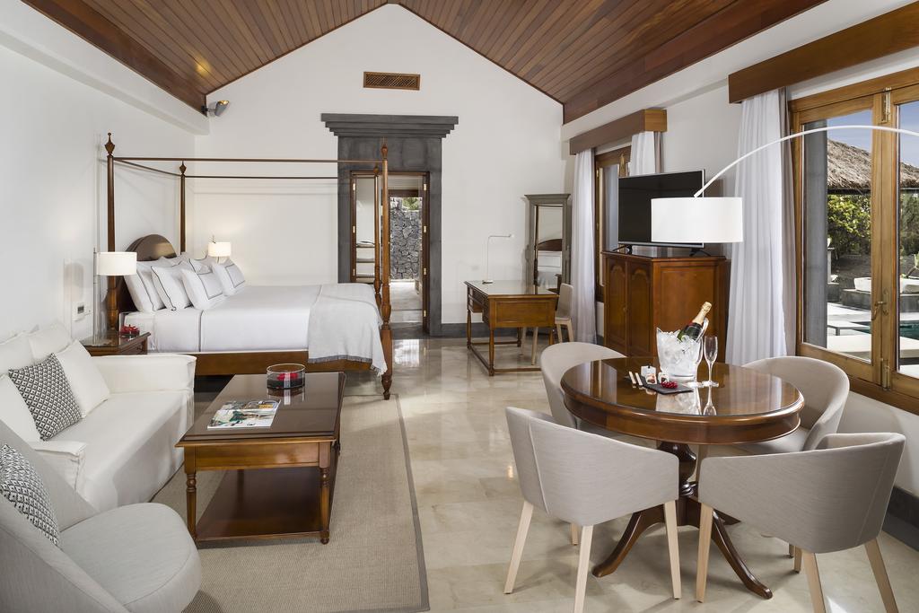 https://golftravelpeople.com/wp-content/uploads/2020/11/Melia-Salinas-Hotel-Lanzarote-Bedrooms-5.jpg