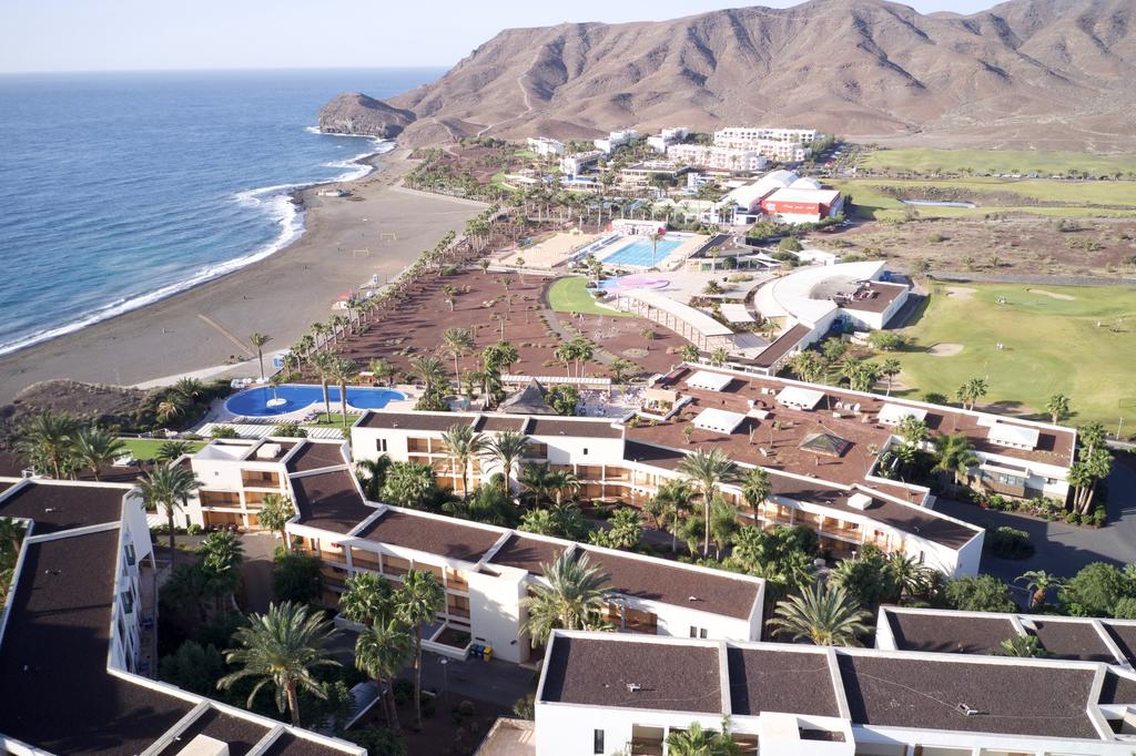 https://golftravelpeople.com/wp-content/uploads/2020/11/Playitas-Resort-Aparthotel-Fuerteventura-4-1.jpg