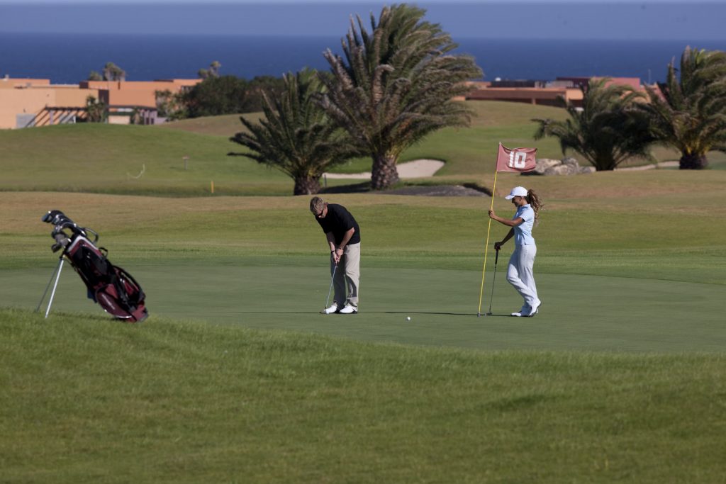 https://golftravelpeople.com/wp-content/uploads/2020/11/Salinas-de-Antigua-Golf-Club-Fuerteventura-3-1024x683.jpg