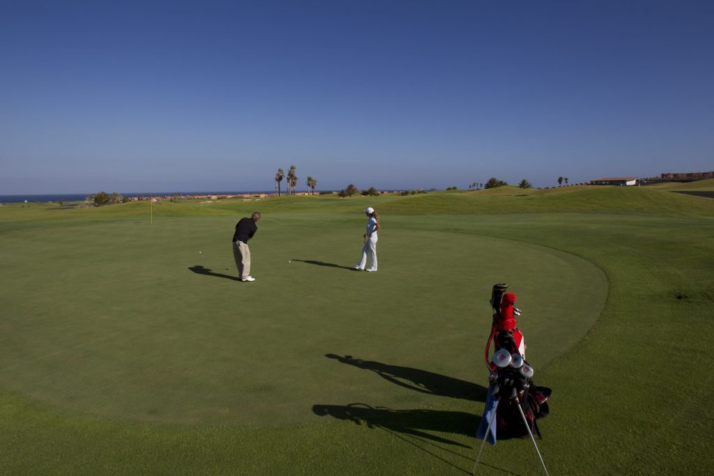 https://golftravelpeople.com/wp-content/uploads/2020/11/Salinas-de-Antigua-Golf-Club-Fuerteventura-5-1024x683.jpg