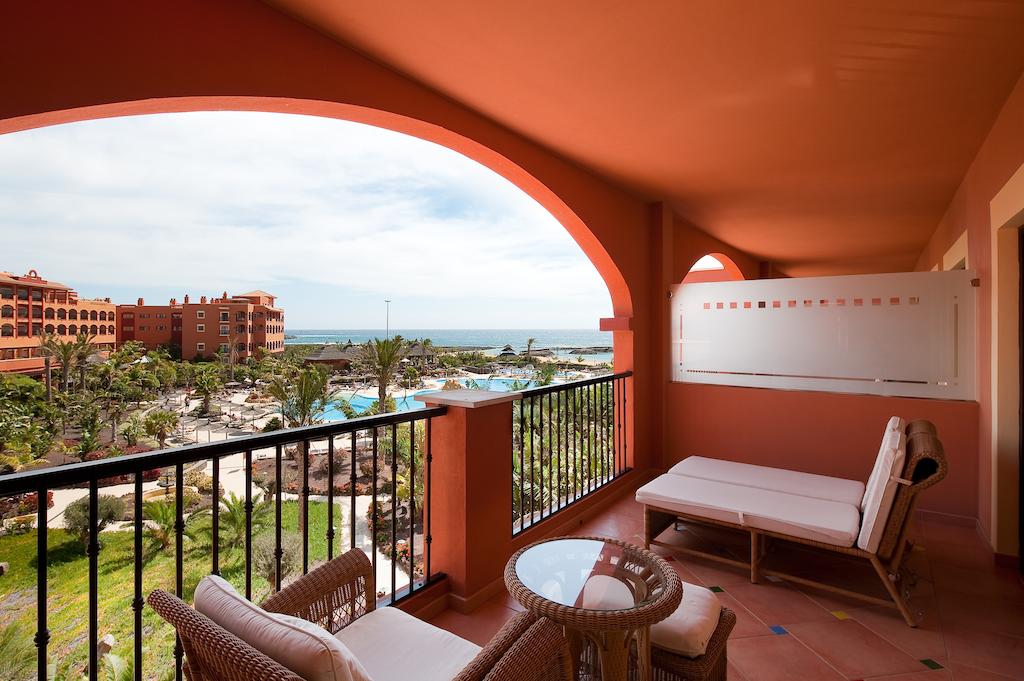 https://golftravelpeople.com/wp-content/uploads/2020/11/Sheraton-Fuerteventura-Golf-Spa-Resort-Bedrooms-2.jpg