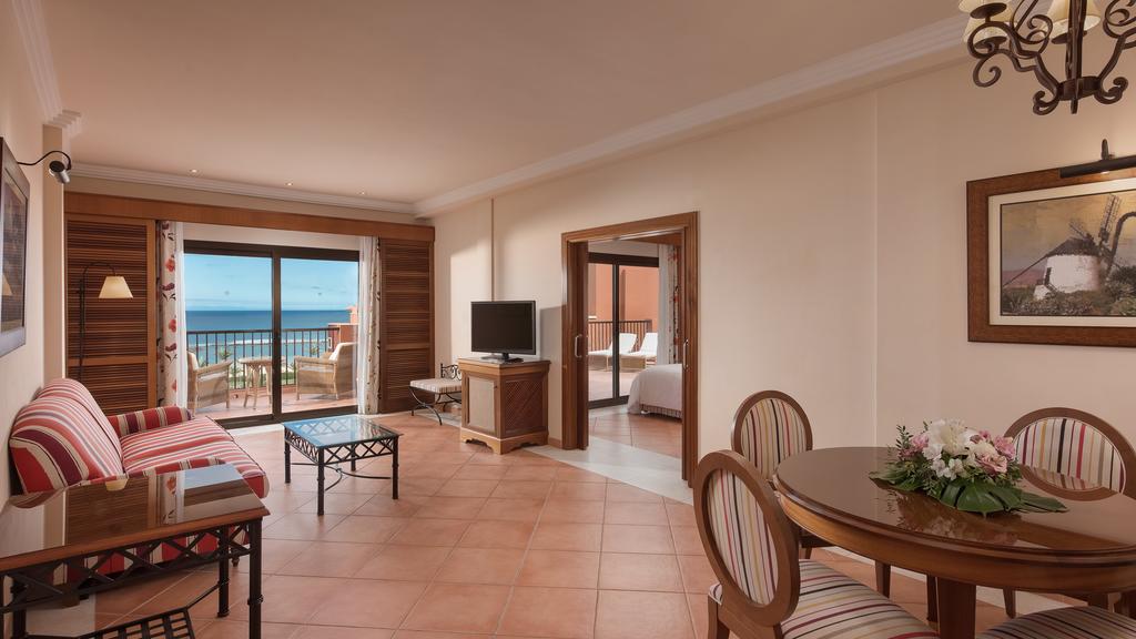 https://golftravelpeople.com/wp-content/uploads/2020/11/Sheraton-Fuerteventura-Golf-Spa-Resort-Bedrooms-8.jpg