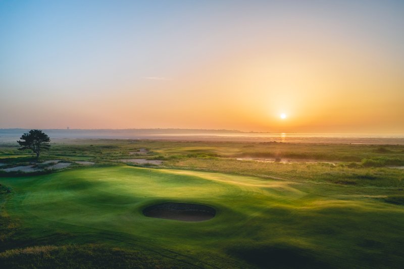 https://golftravelpeople.com/wp-content/uploads/2021/02/lodge-at-princes-golf-course-green-3-Copy.jpg