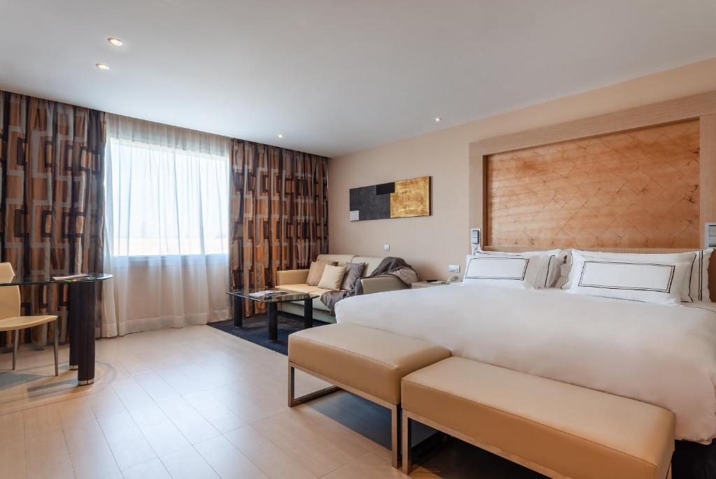 https://golftravelpeople.com/wp-content/uploads/2021/07/Hotel-Melia-Seville-Seville-Bedrooms-1.jpg