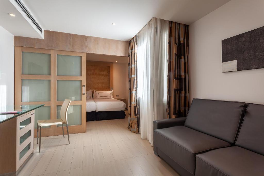 https://golftravelpeople.com/wp-content/uploads/2021/07/Hotel-Melia-Seville-Seville-Bedrooms-10.jpg