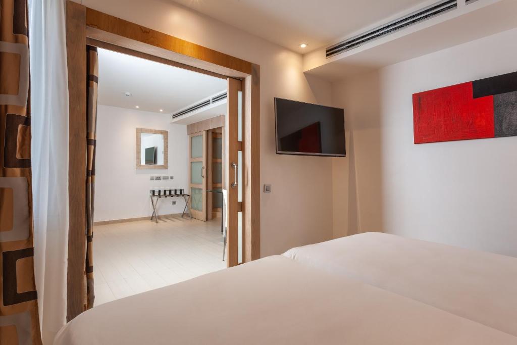 https://golftravelpeople.com/wp-content/uploads/2021/07/Hotel-Melia-Seville-Seville-Bedrooms-11.jpg