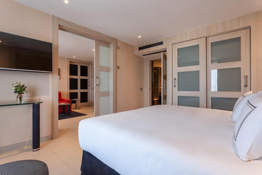 https://golftravelpeople.com/wp-content/uploads/2021/07/Hotel-Melia-Seville-Seville-Bedrooms-14.jpg