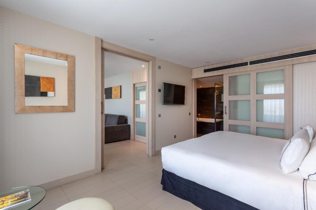 https://golftravelpeople.com/wp-content/uploads/2021/07/Hotel-Melia-Seville-Seville-Bedrooms-18.jpg