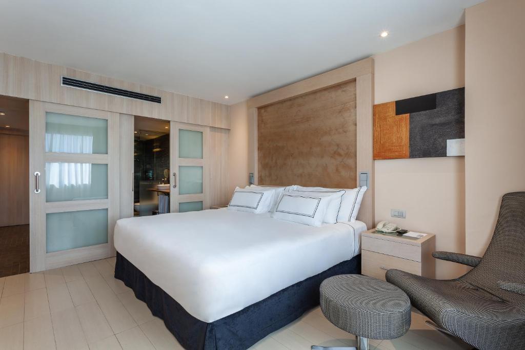 https://golftravelpeople.com/wp-content/uploads/2021/07/Hotel-Melia-Seville-Seville-Bedrooms-2.jpg