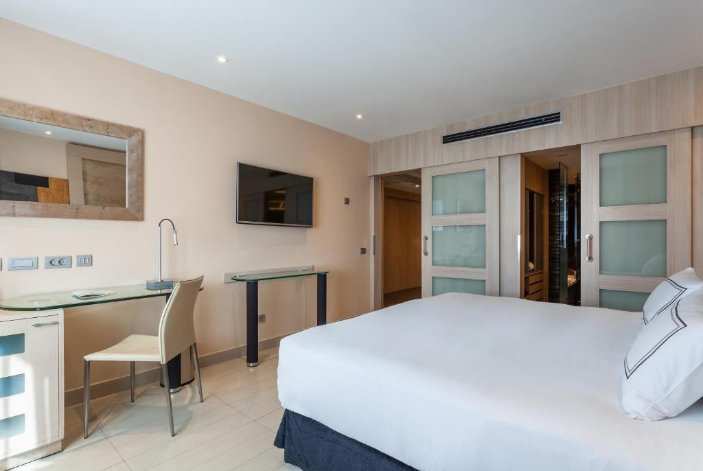 https://golftravelpeople.com/wp-content/uploads/2021/07/Hotel-Melia-Seville-Seville-Bedrooms-20.jpg