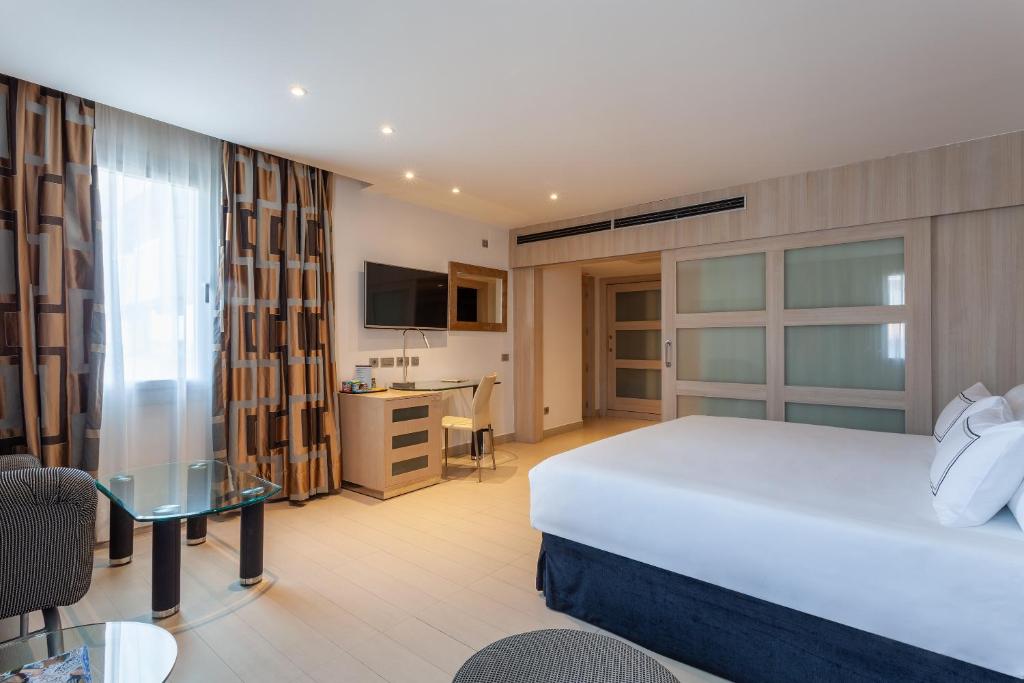 https://golftravelpeople.com/wp-content/uploads/2021/07/Hotel-Melia-Seville-Seville-Bedrooms-22.jpg