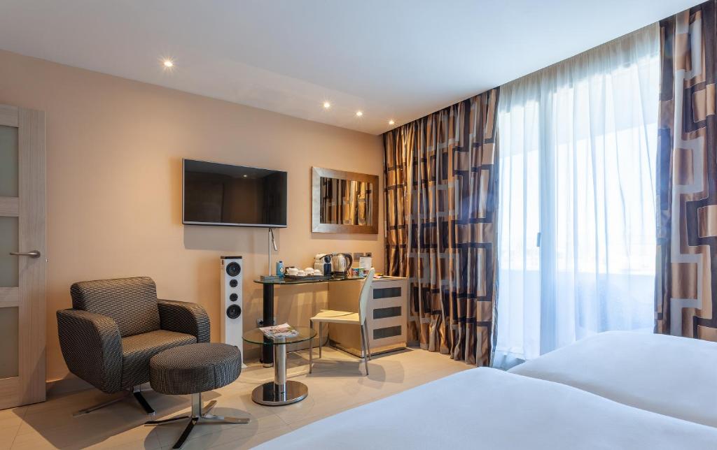 https://golftravelpeople.com/wp-content/uploads/2021/07/Hotel-Melia-Seville-Seville-Bedrooms-25.jpg
