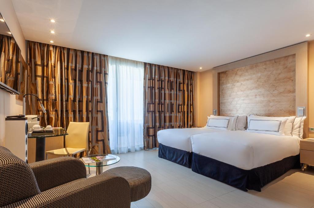 https://golftravelpeople.com/wp-content/uploads/2021/07/Hotel-Melia-Seville-Seville-Bedrooms-26.jpg