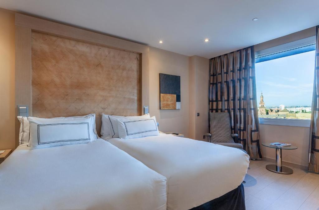 https://golftravelpeople.com/wp-content/uploads/2021/07/Hotel-Melia-Seville-Seville-Bedrooms-27.jpg